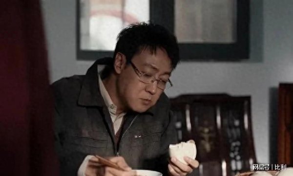 天创优配 《护宝寻踪》辛柏青又给内娱上强度了，一场死后劫生吃饭的戏绝了