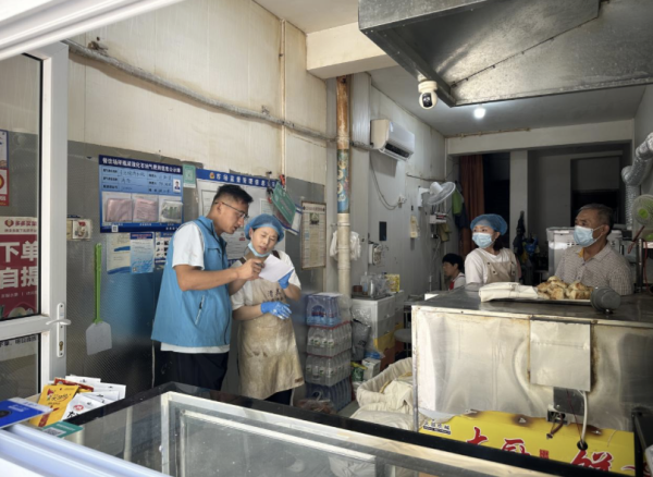 鑫月配 财工街社区开展餐饮小店规范经营检查工作